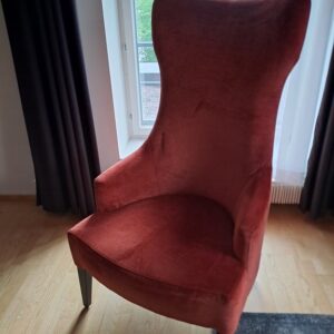 Punainen lepotuoli korkealla selkänojalla