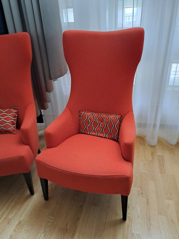 Punainen lepotuoli korkealla selkänojalla