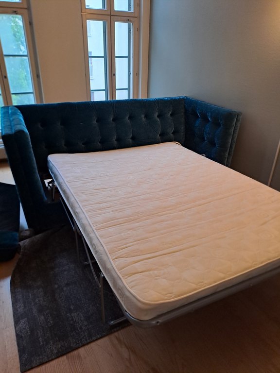 Tummanturkoosi vuodesohva