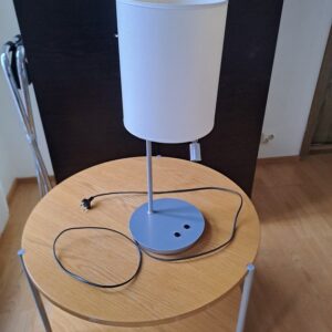 Pöytävalaisin valkoisella varjostimella
