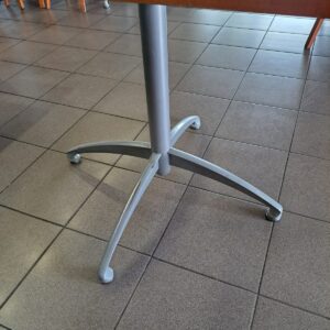 pöydän jalka, metallia