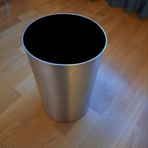 metallinen roskakori