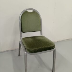 vihreä konferenssituoli hupulla